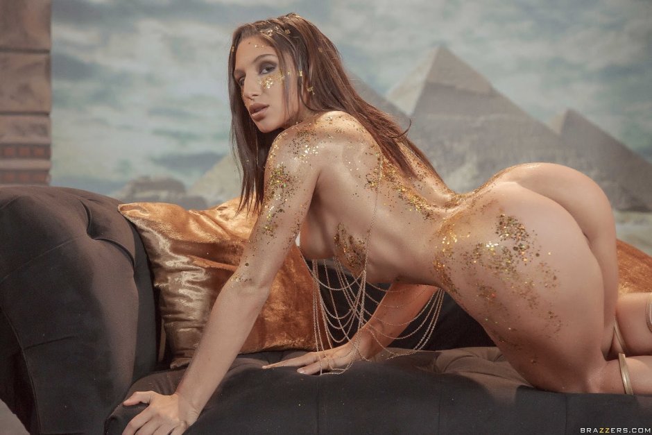 Beowulf film 2007 Angelina Jolie naked