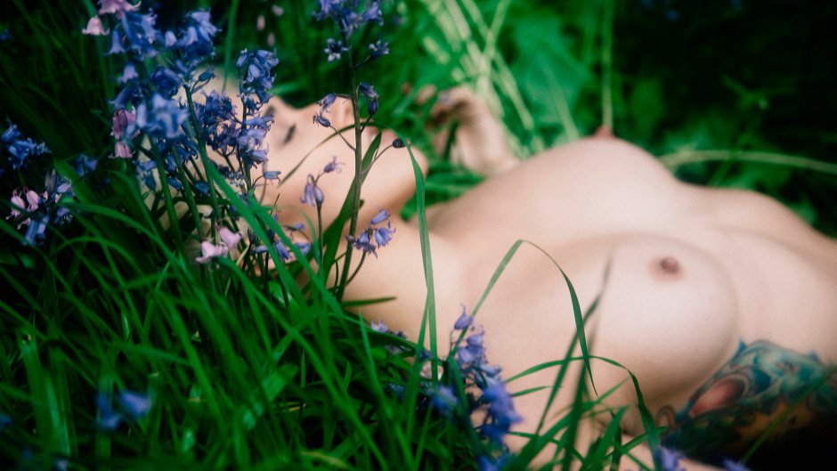 Vulva girls in nature