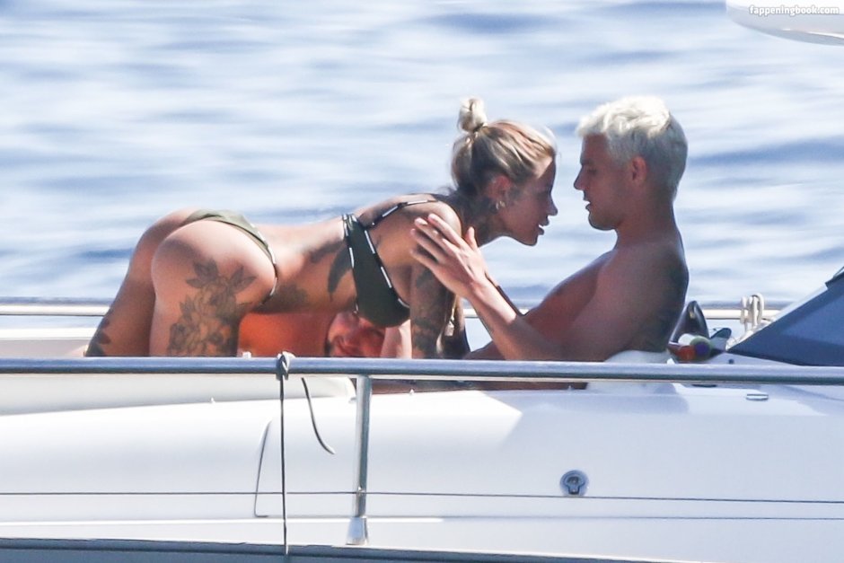 Theo Ernandez with a girl on a yacht