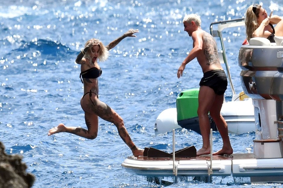 Theo Ernandez with a girl on a yacht