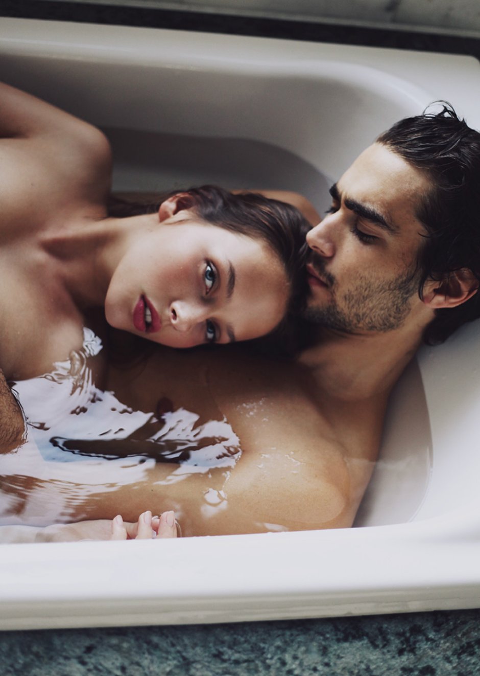Photoshoot of a couple in the bathroom