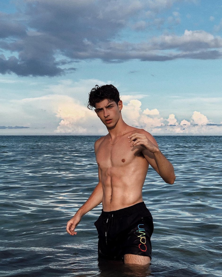 Manu Rios Body
