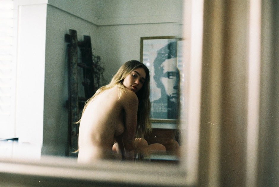 Zoe Bloom. Lies naked. Images