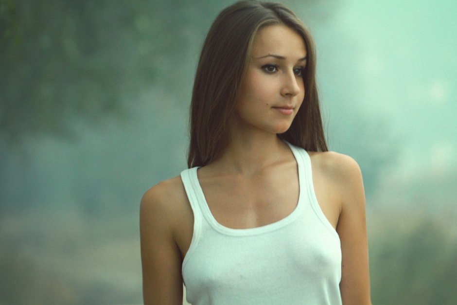 Small chest in a T -shirt