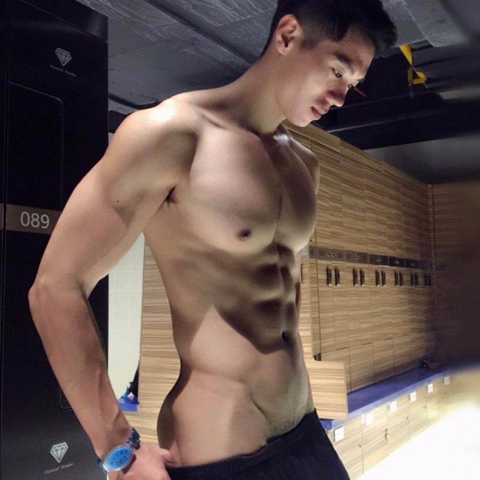 Male torso on the side of the reference