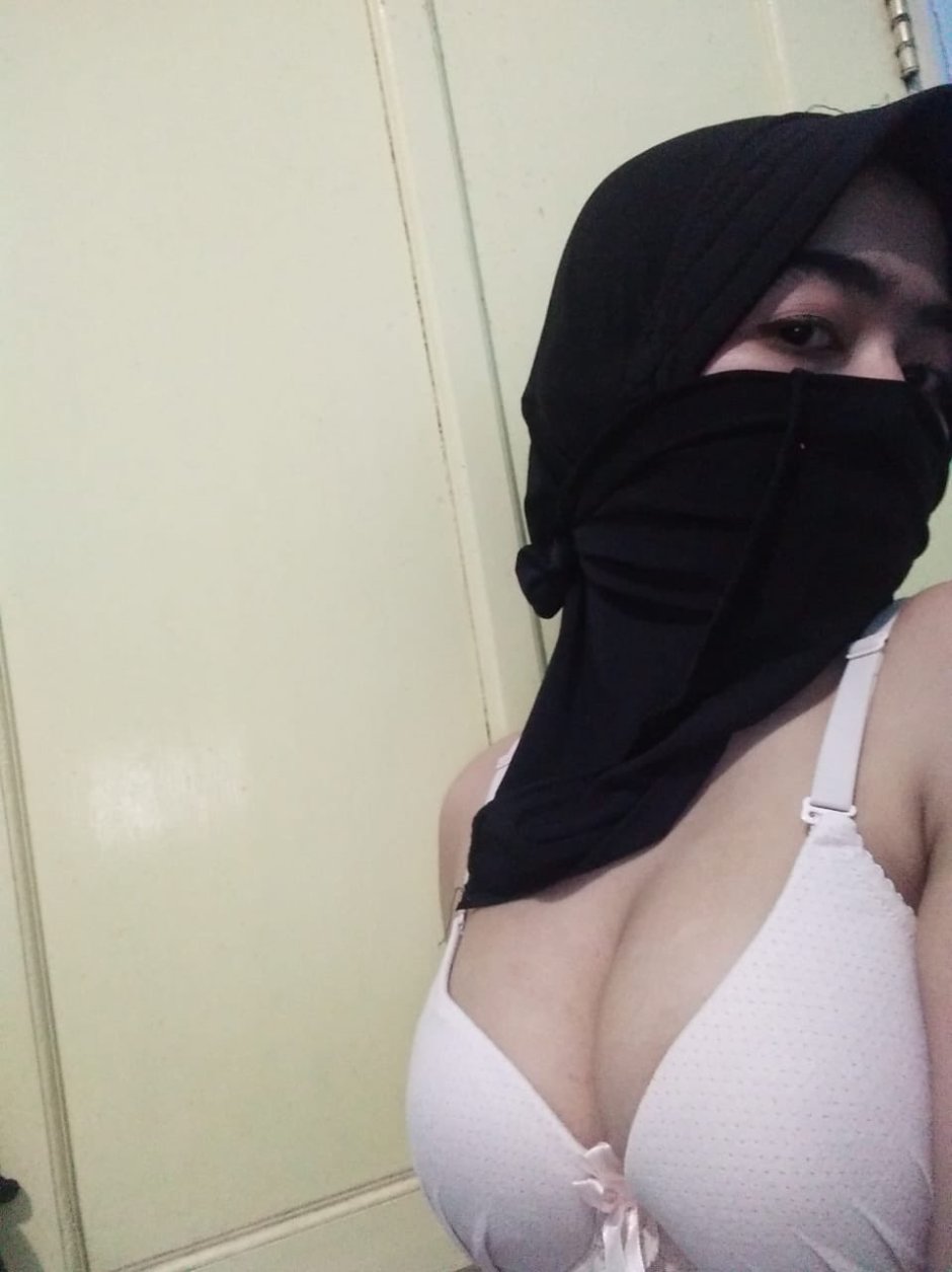Aaliyah Hadid hijab maid