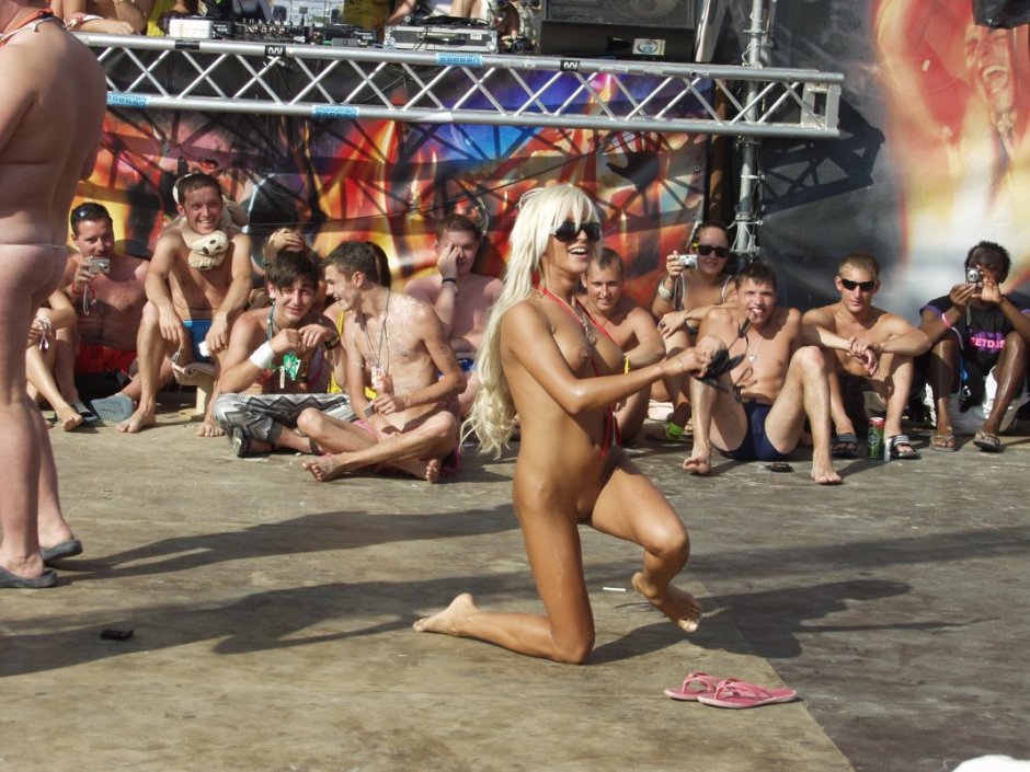 Demonstration of the vagina in public