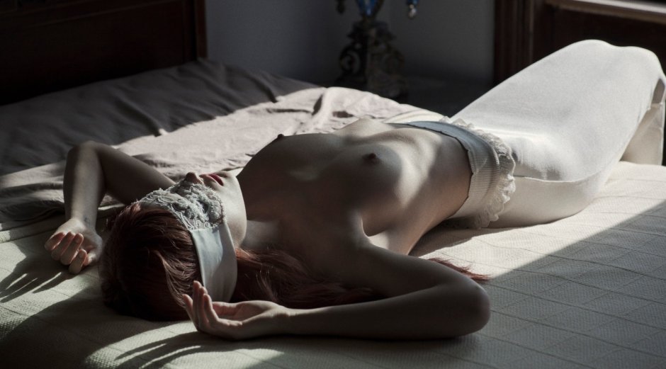 Girl nude ultra wide photo