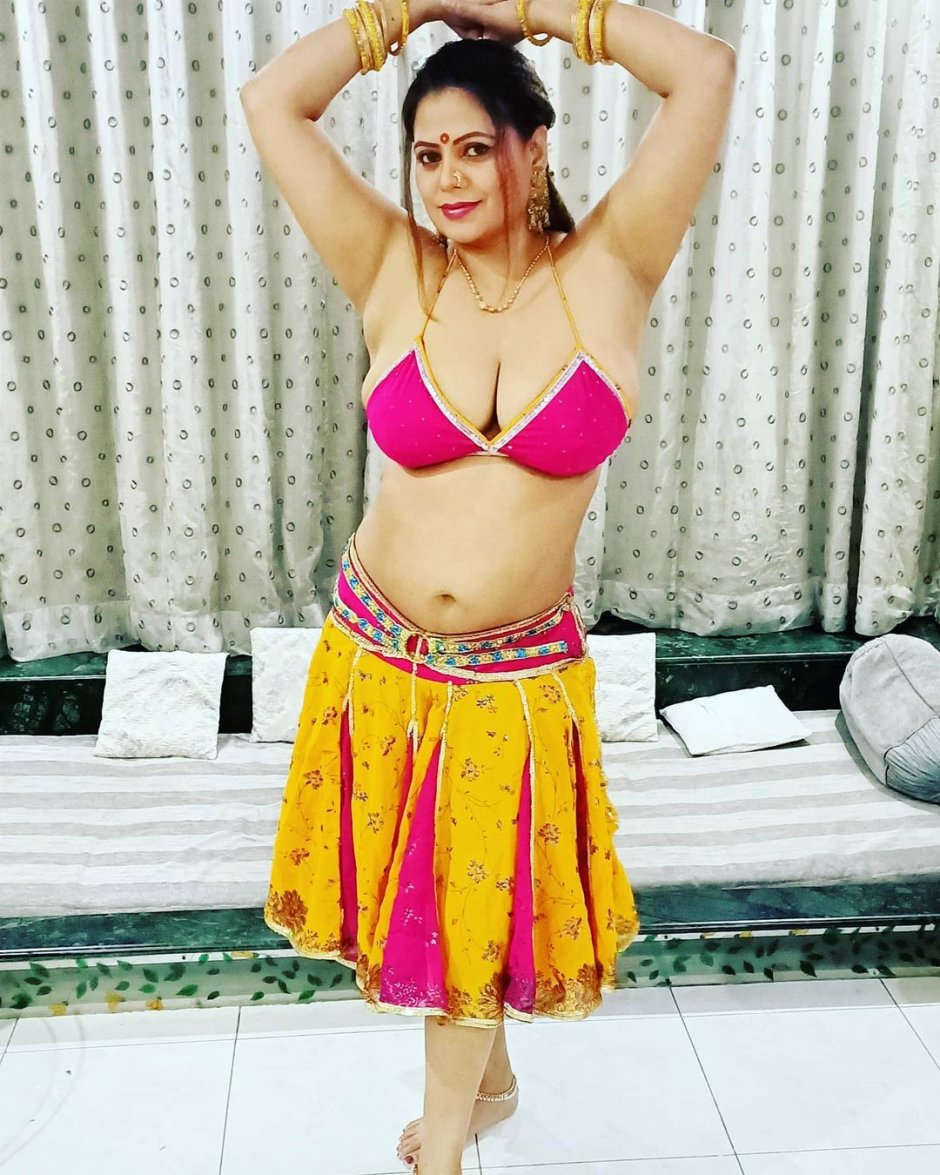 Sapna in peeping tom s01e03