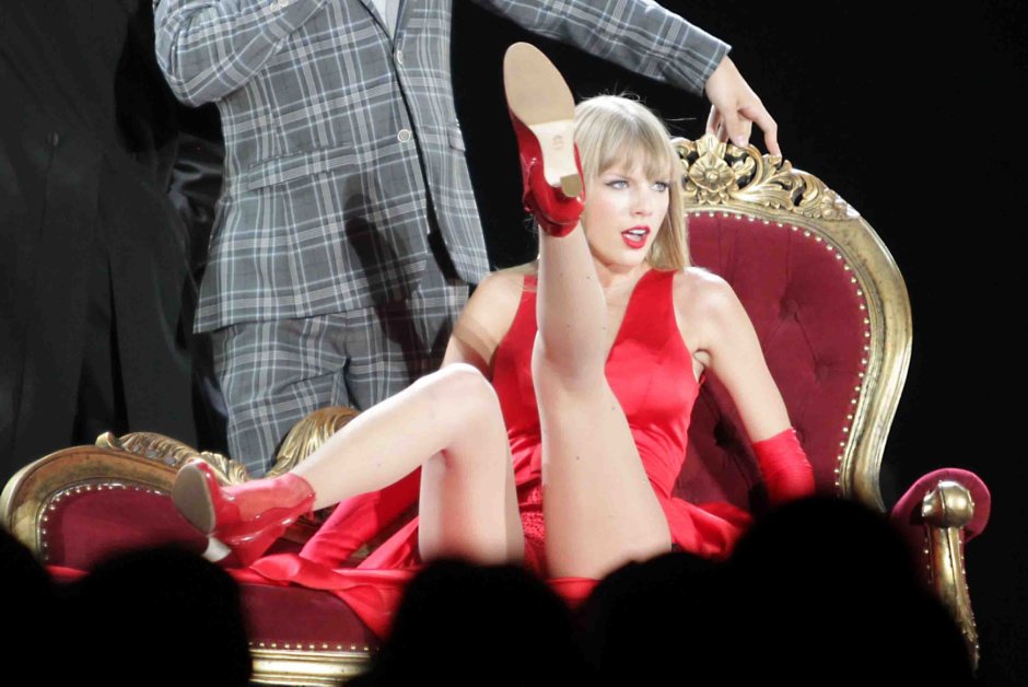 Feet of the foot Taylor Swift