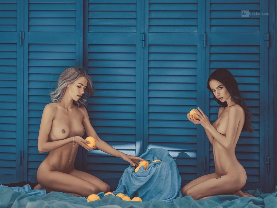 Naked with a magazine in the hands of Ero