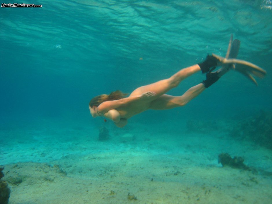 Naked dive in flippers