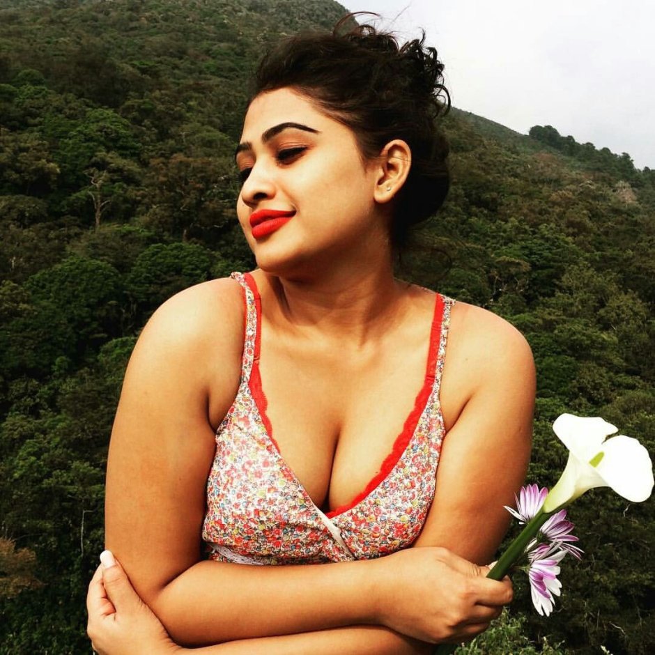 AKSHITA MUDGAL HOT