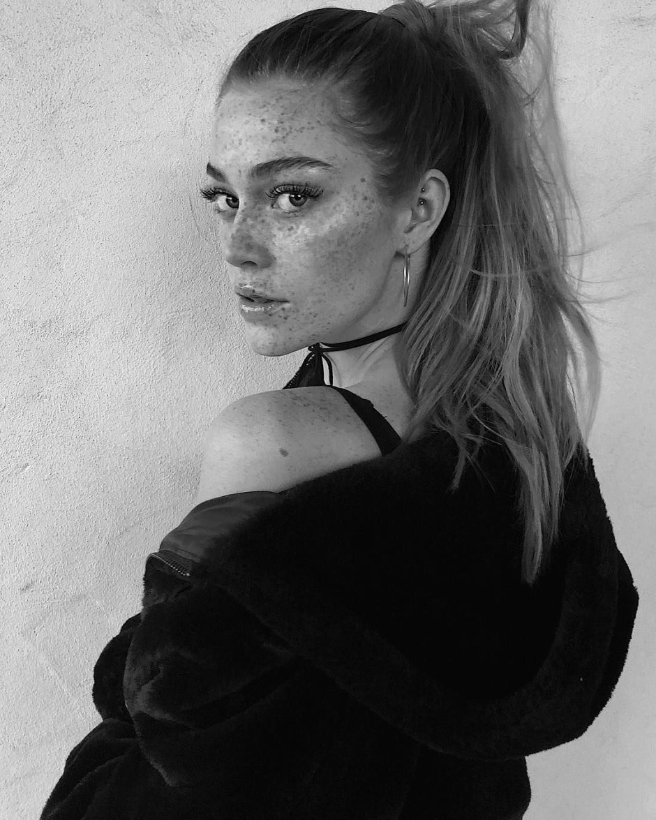 Paulina model with freckles