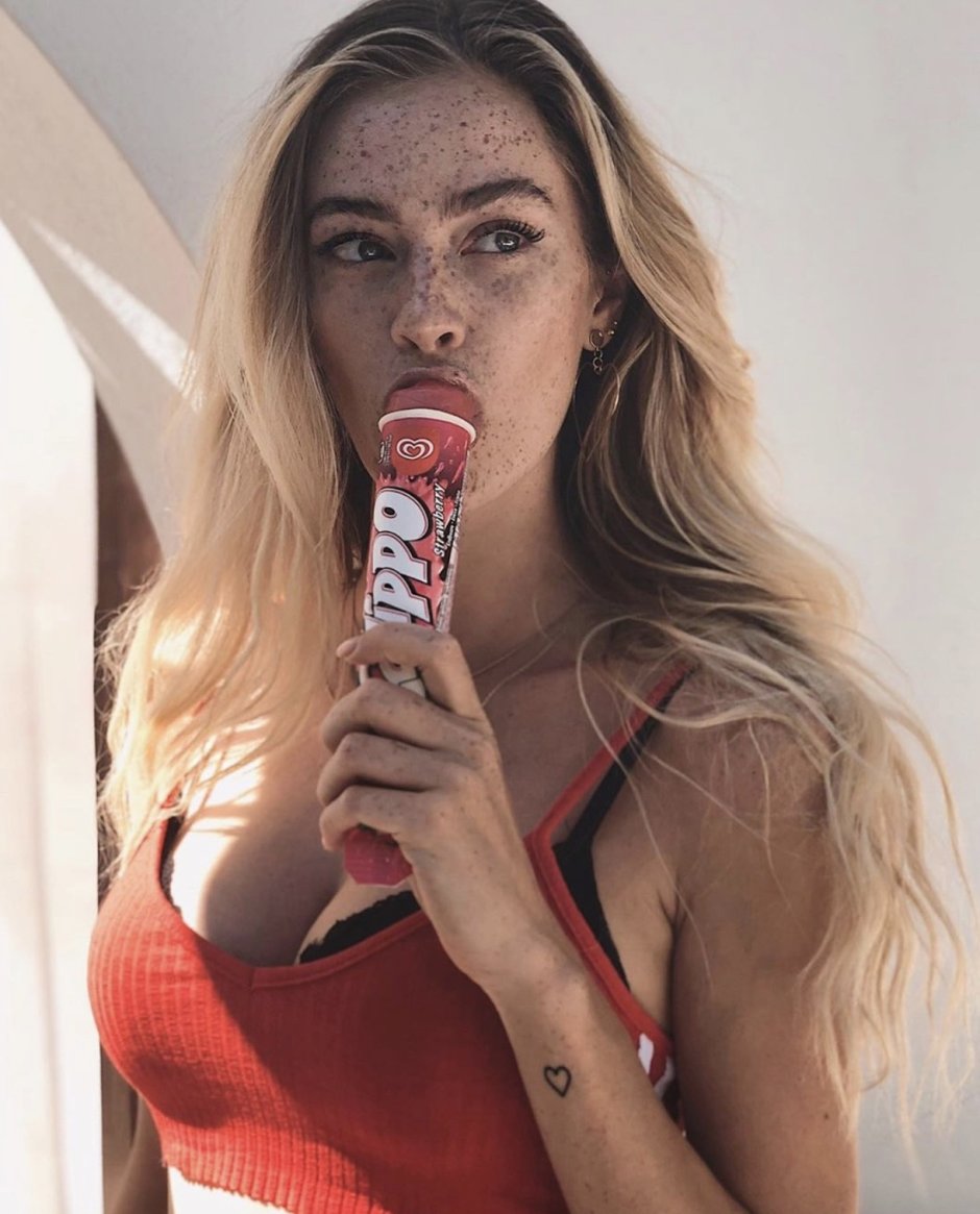 Santi Paulina is hot