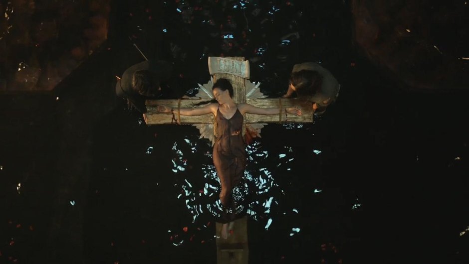 Demons da Vinci scene in the bath