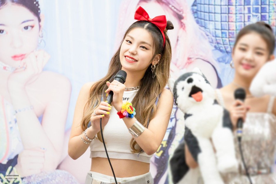AOA YUNA and HYEJEONG