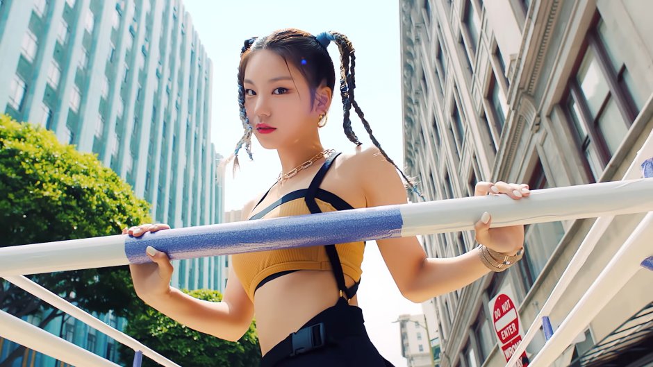 ITZY Yuna group