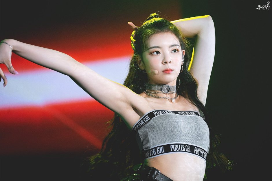 ITZY group Yuna Figure