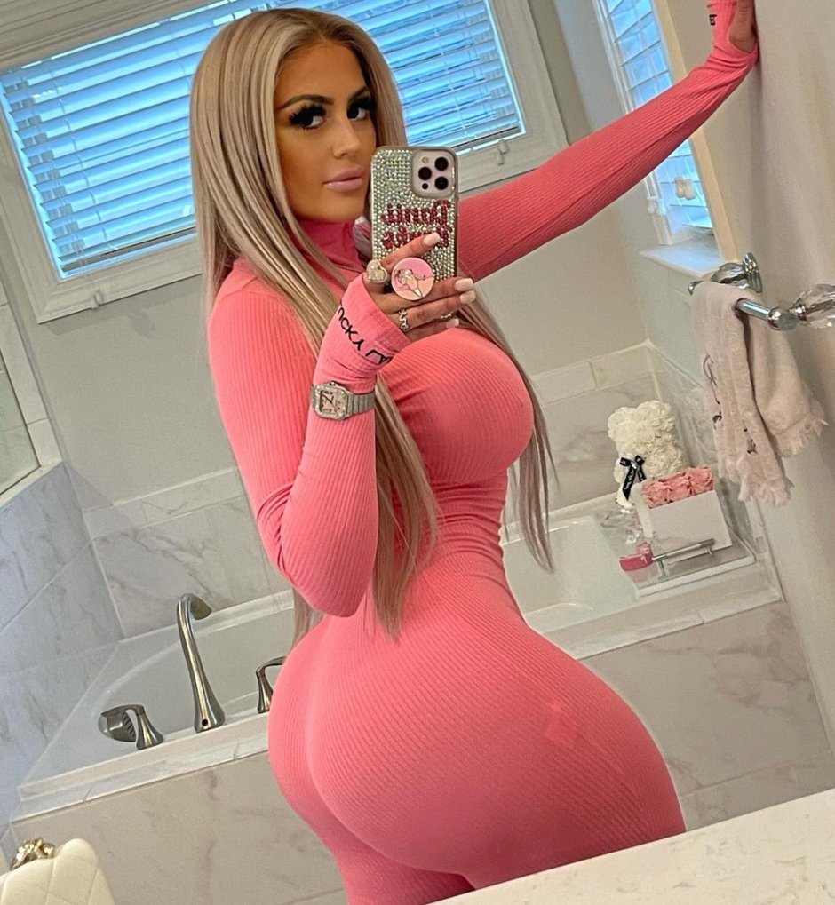 Danii Banks showed a pussy