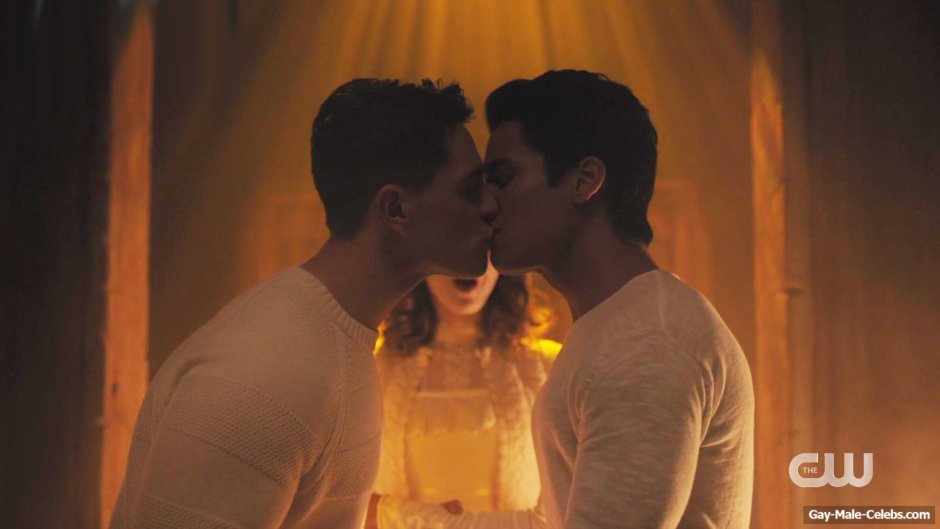 Kevin Riverdale kiss