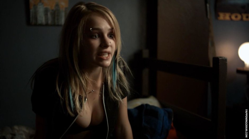 Britt Robertson Maxim