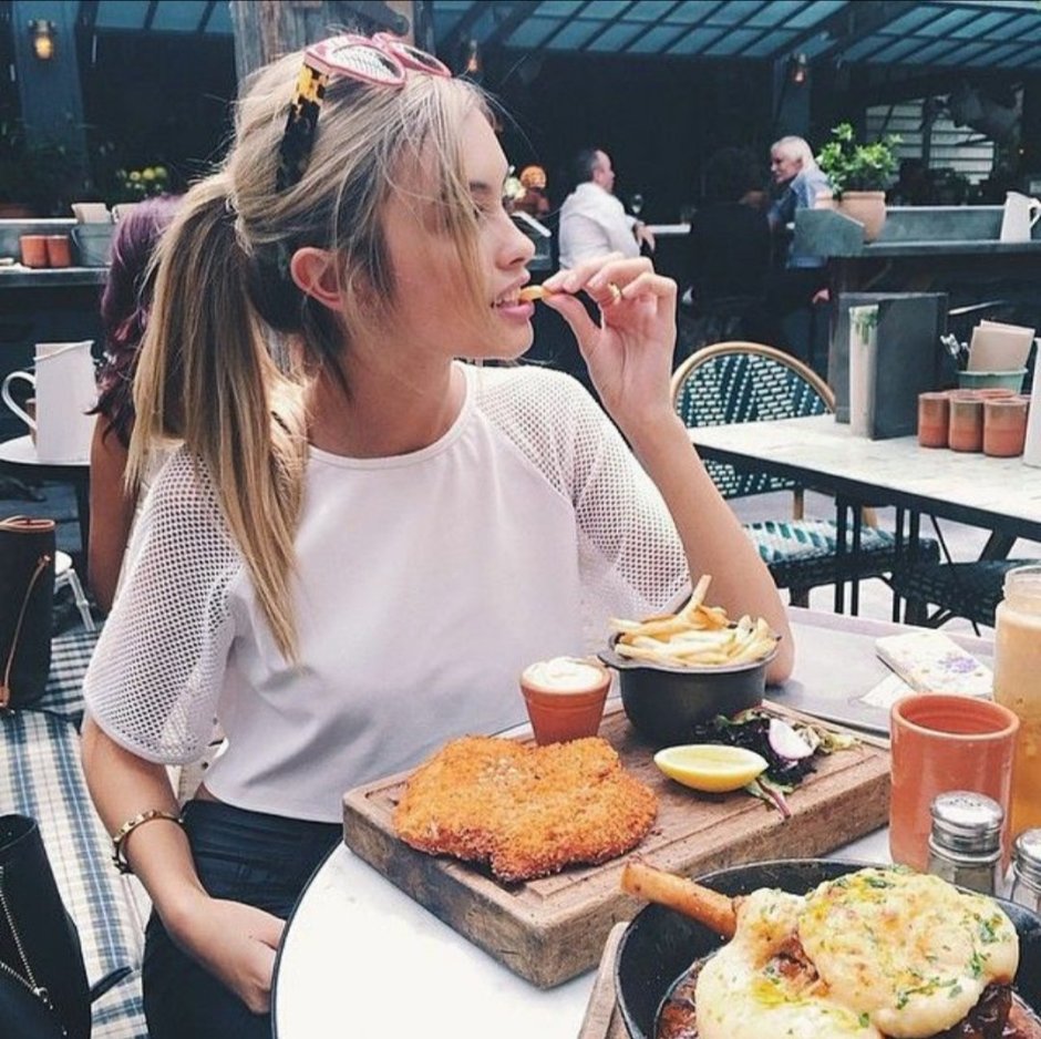 Photoshoot in a cafe with food for a girl