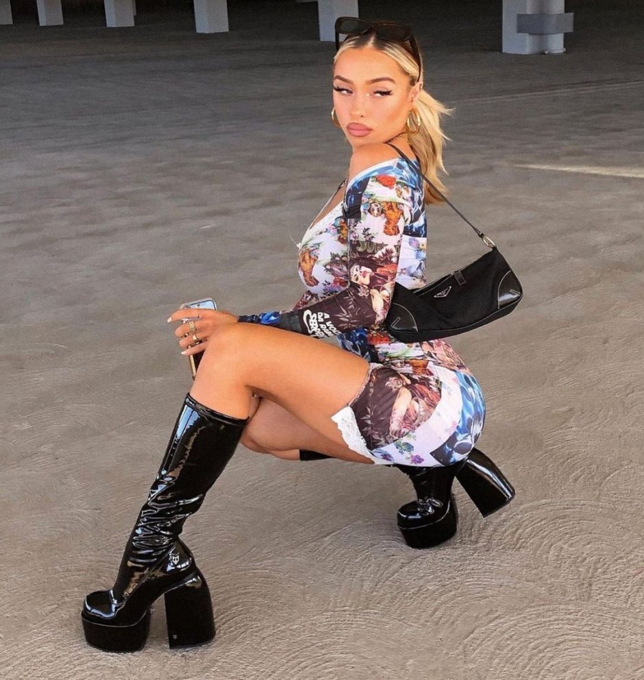 Wolf with Wall Street Naomi