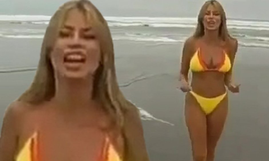 Sofia Vergar barefoot