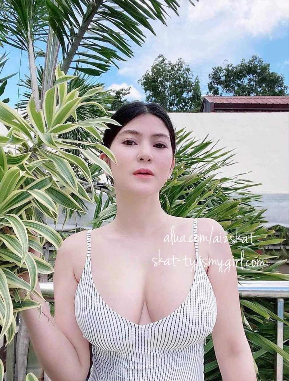 Anya Gereldine Selfie