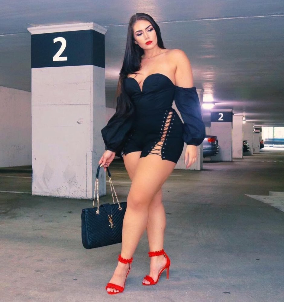 Naomi Banks with wide hips