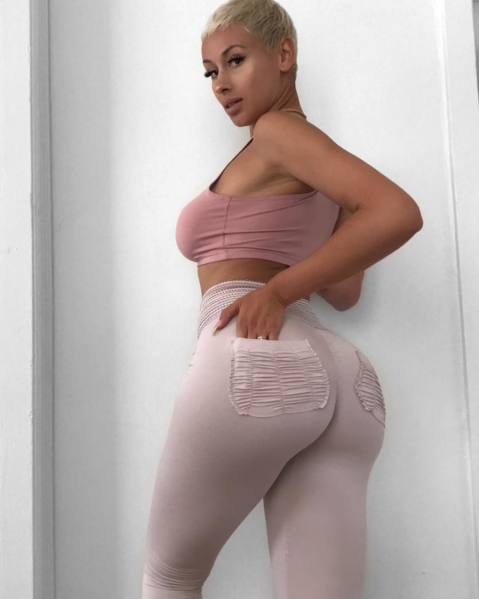 Lana Ruds in shorts