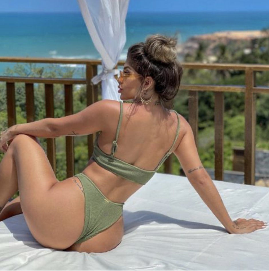 Gabriella Lopez tights