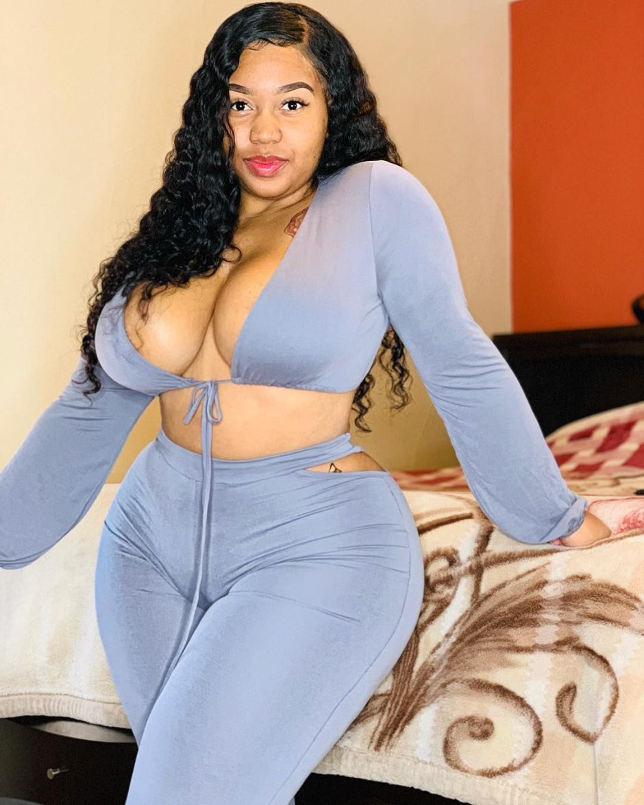 Model Mya Curvz