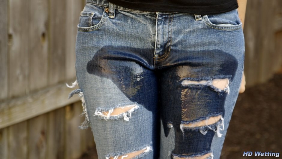 Female piss from behind