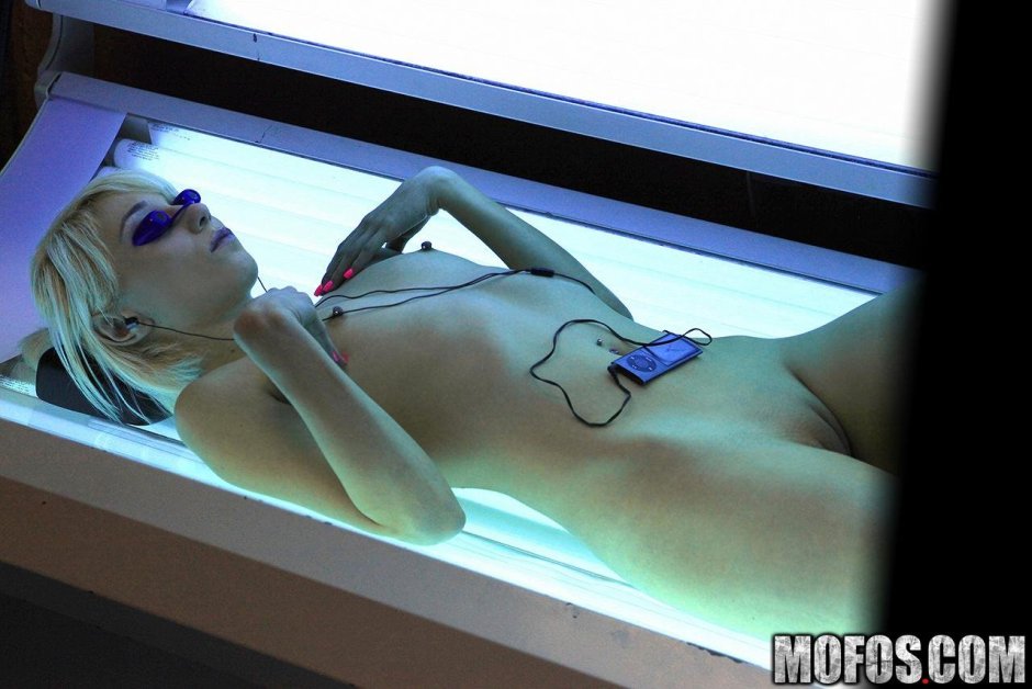 Solarium Cam Beautiful Woman Masturbates on the Solarium