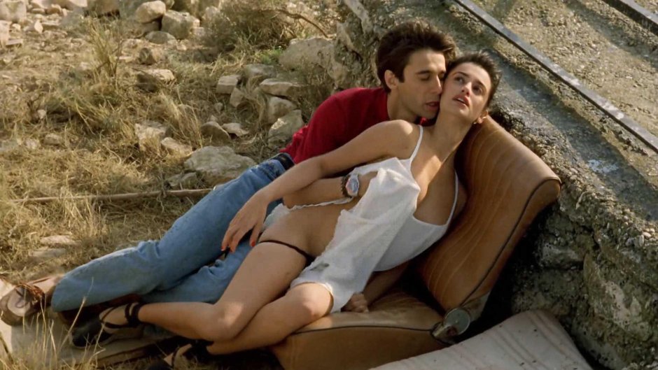 Alba Flores in linen