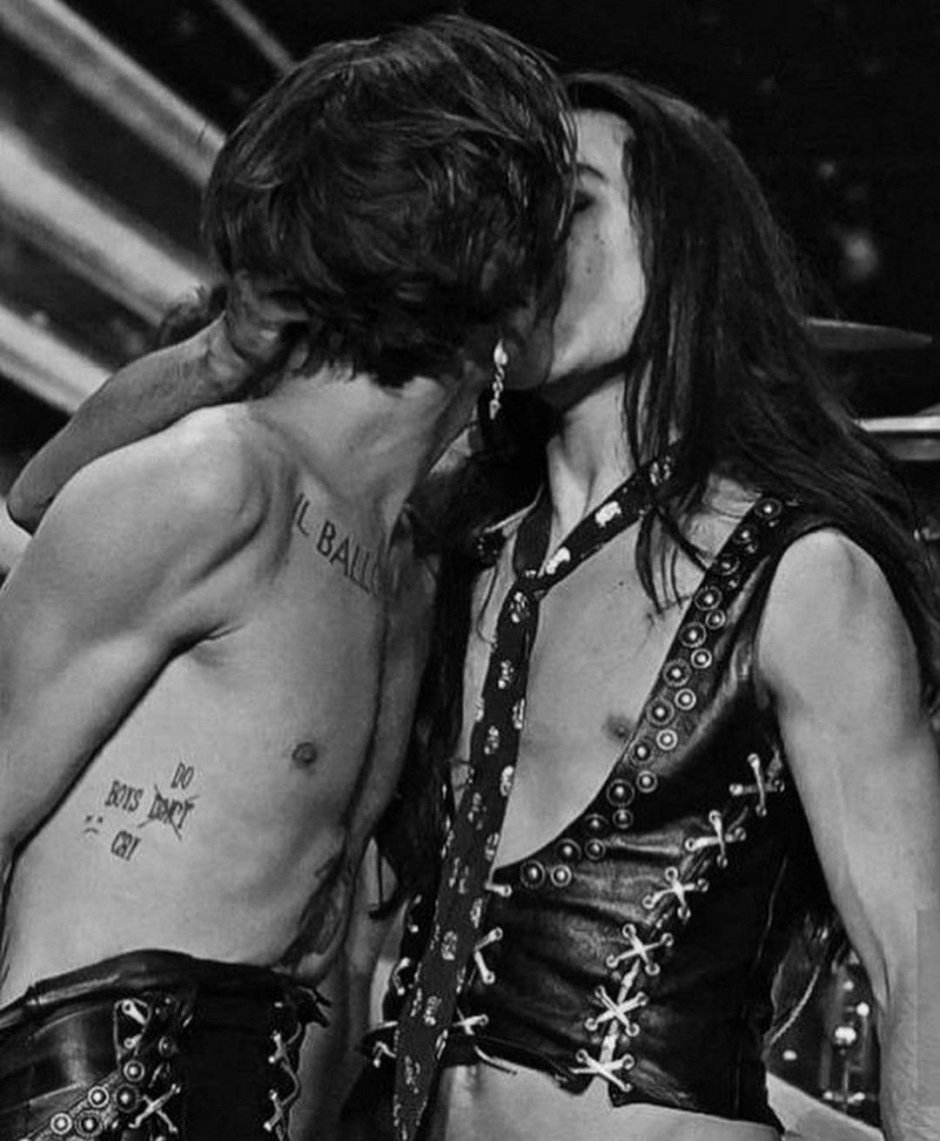 Damiano and Ethan Kiss
