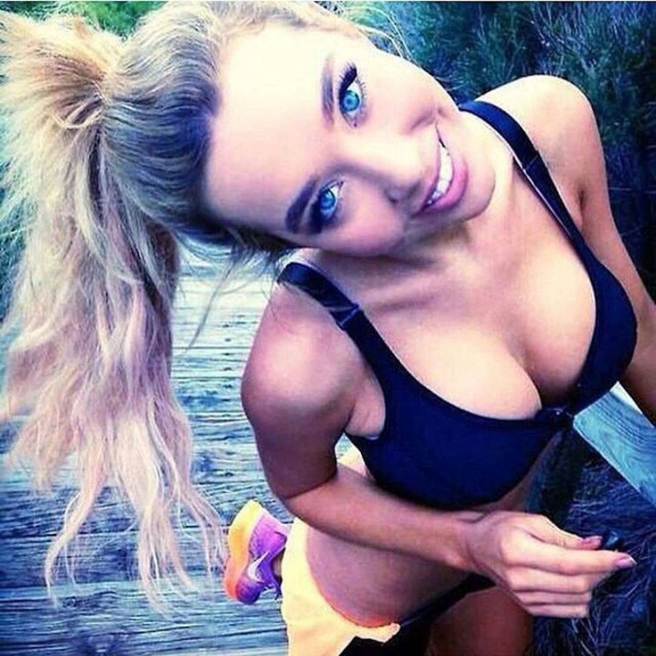 The girl is on the knees