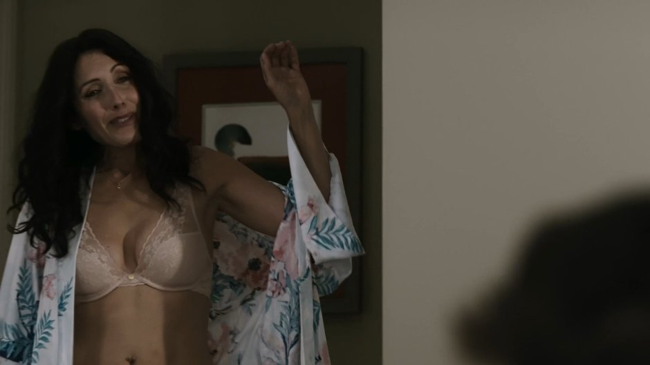 Lisa Edelstein is hot