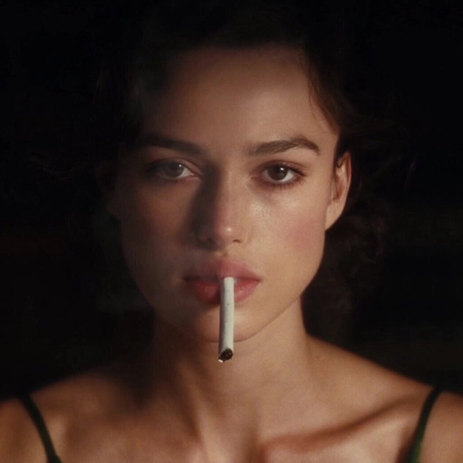 Kira Knightley smokes