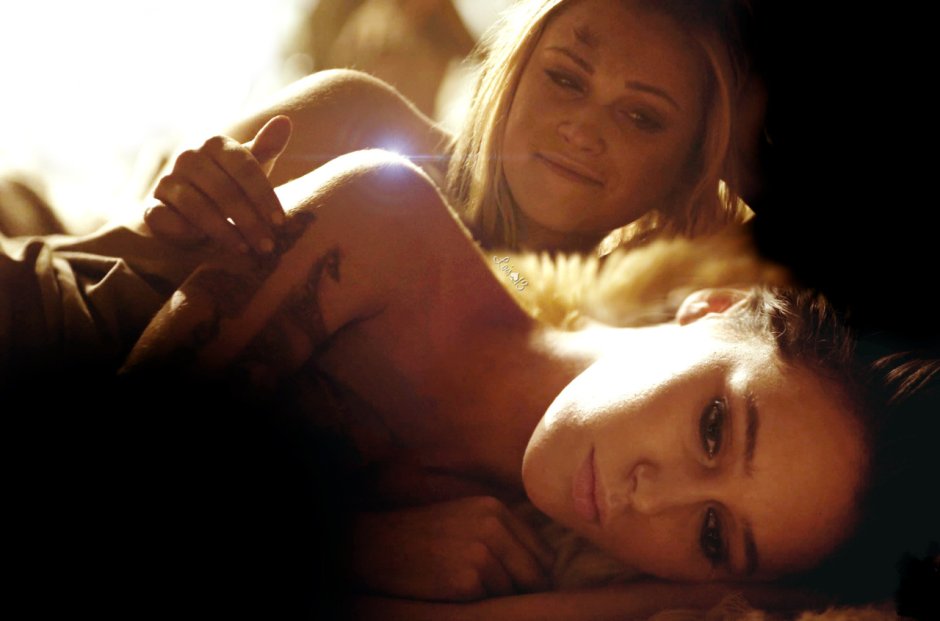 Clark and Lexa bed scene