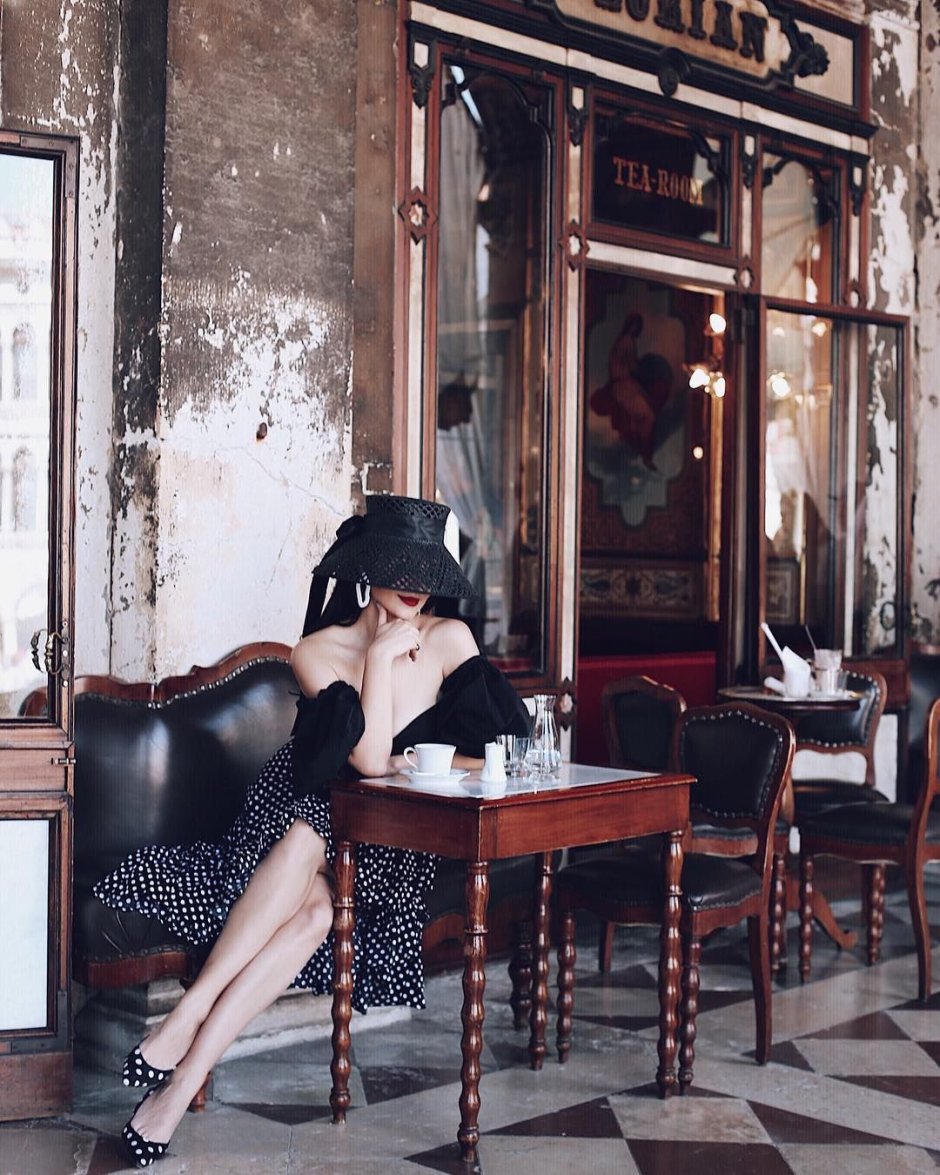 Photoshoot in the Italian style in a cafe