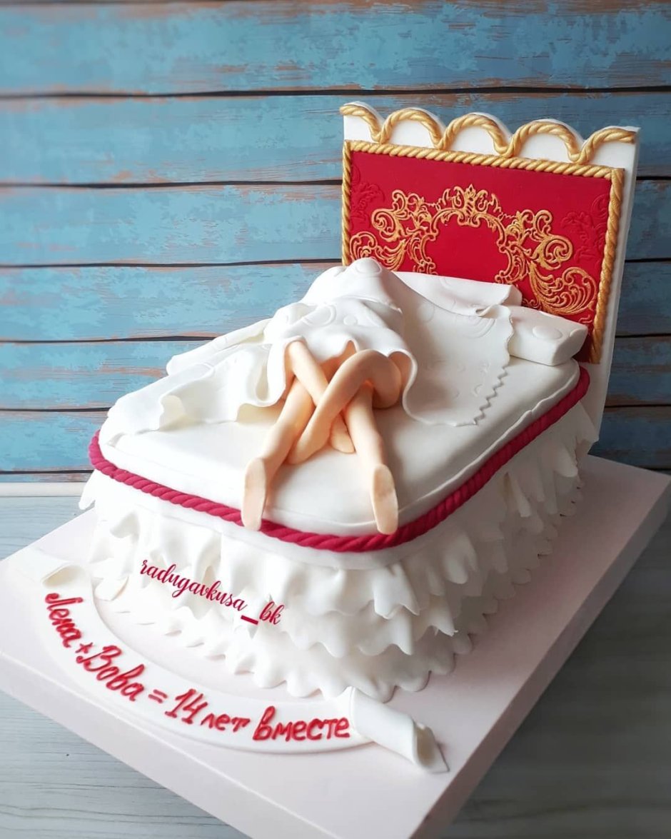 Cake with hairstyle from berries
