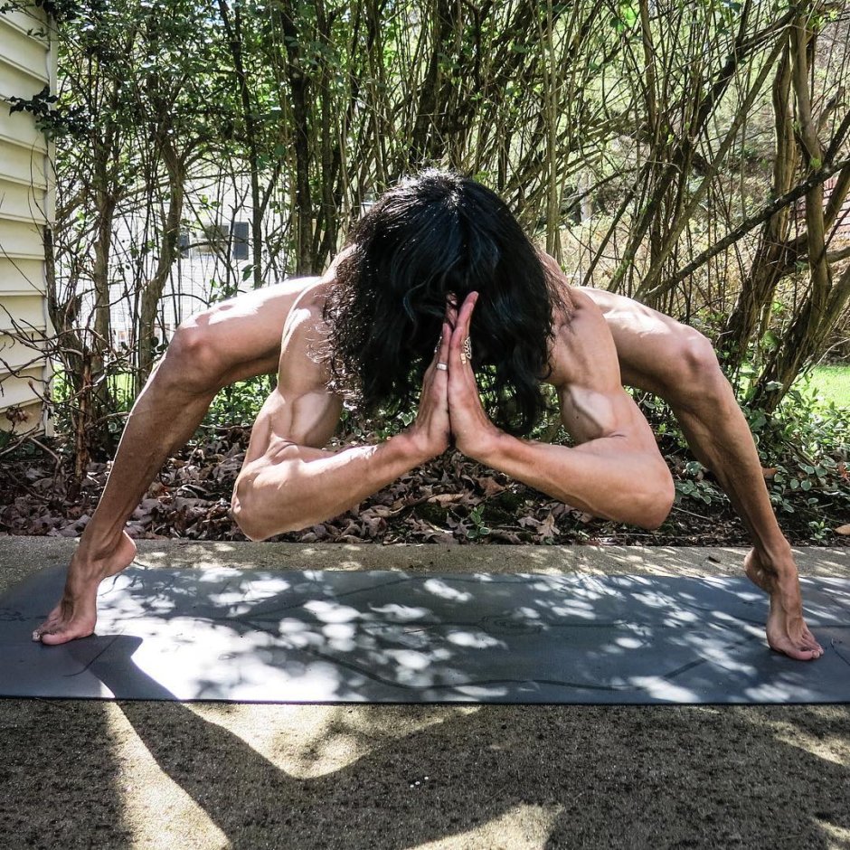Assanas yoga naked