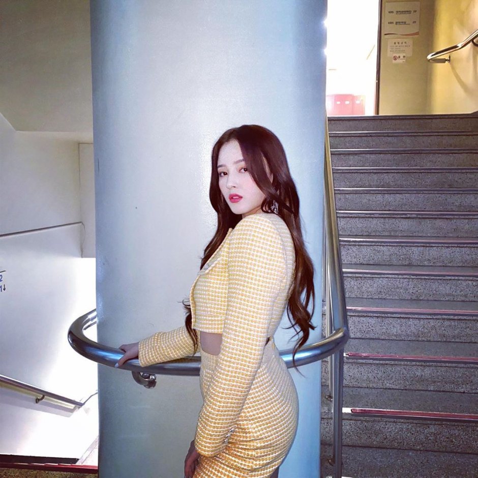 Nancy Momoland in shorts