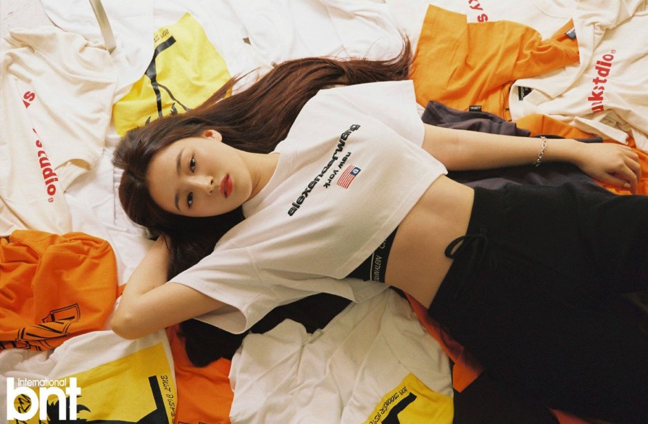 MOMOLAND NANCY in mini