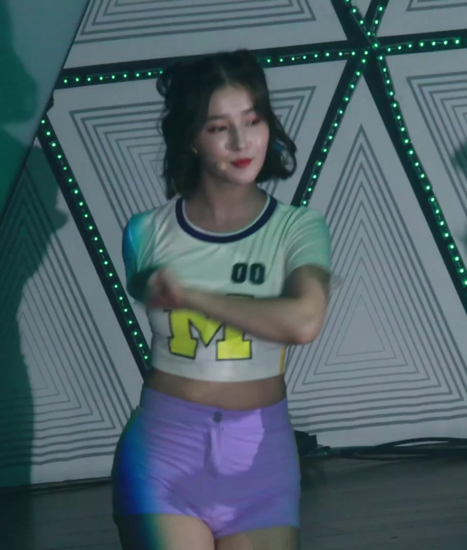 Nancy Momoland figure without short