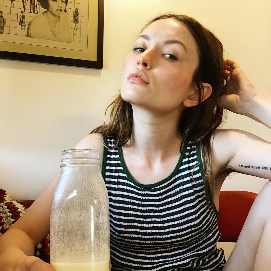Emily browsing armpits