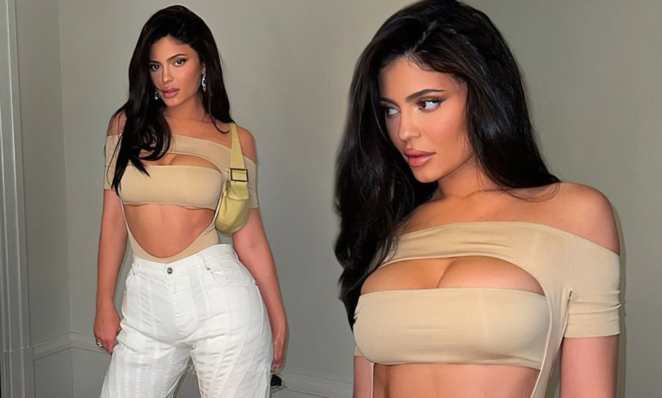 Sisters Kardashian-Jenner Naked